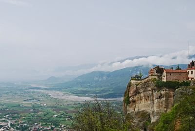 WearebackDelphi-Met05