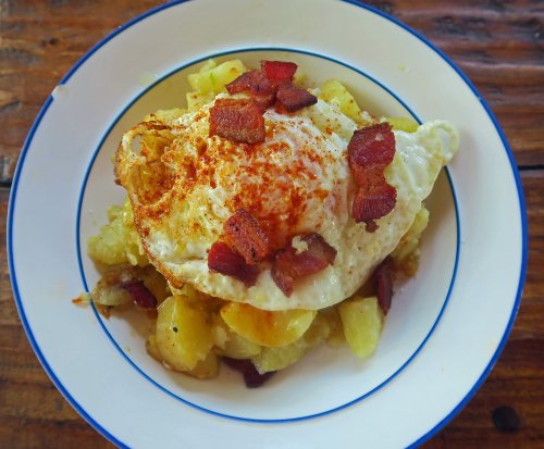 Patatas al ajillo con huevo frito